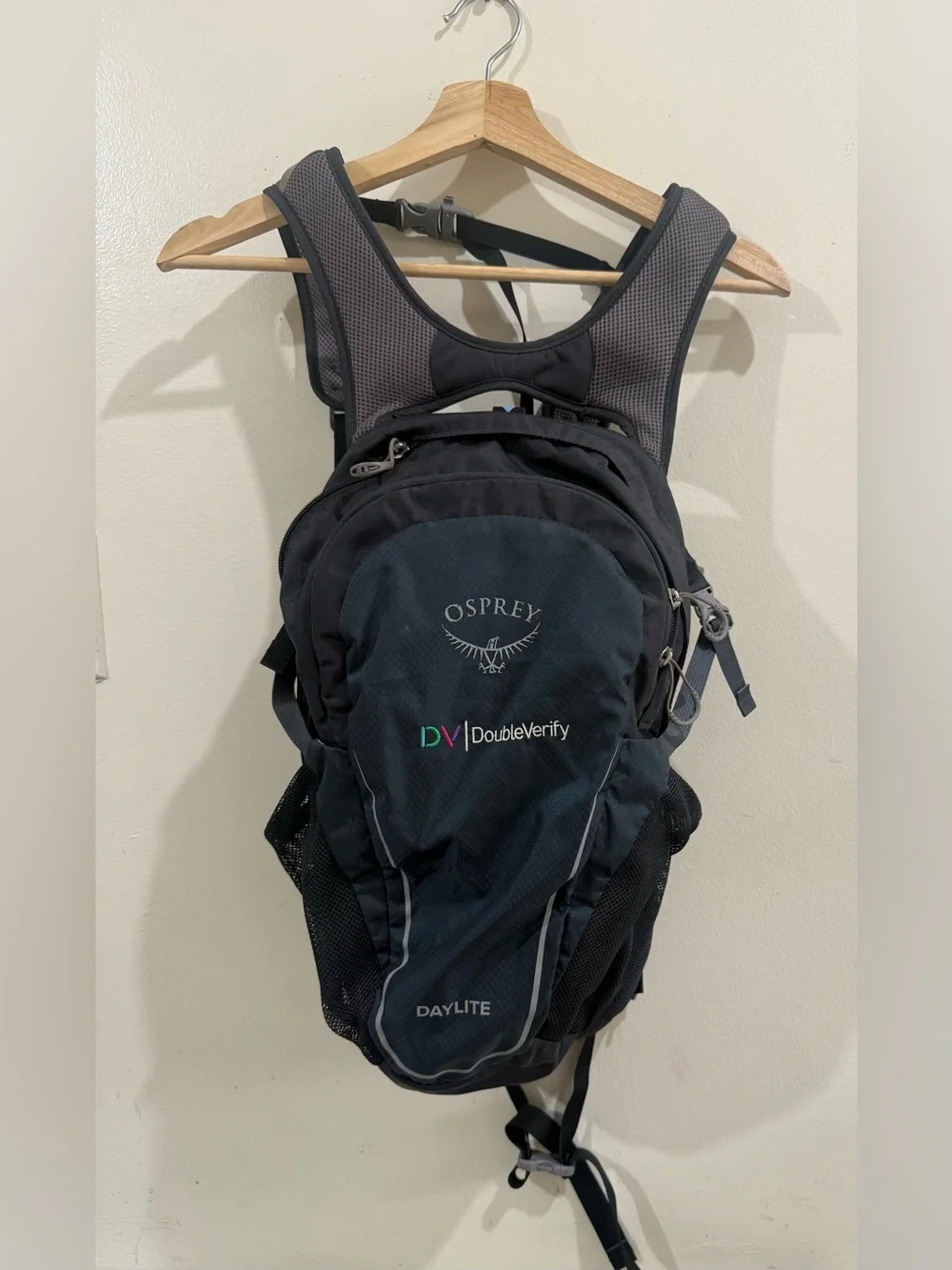 OSPREY Daylite Men's Black and Dark Blue Hydration Pack